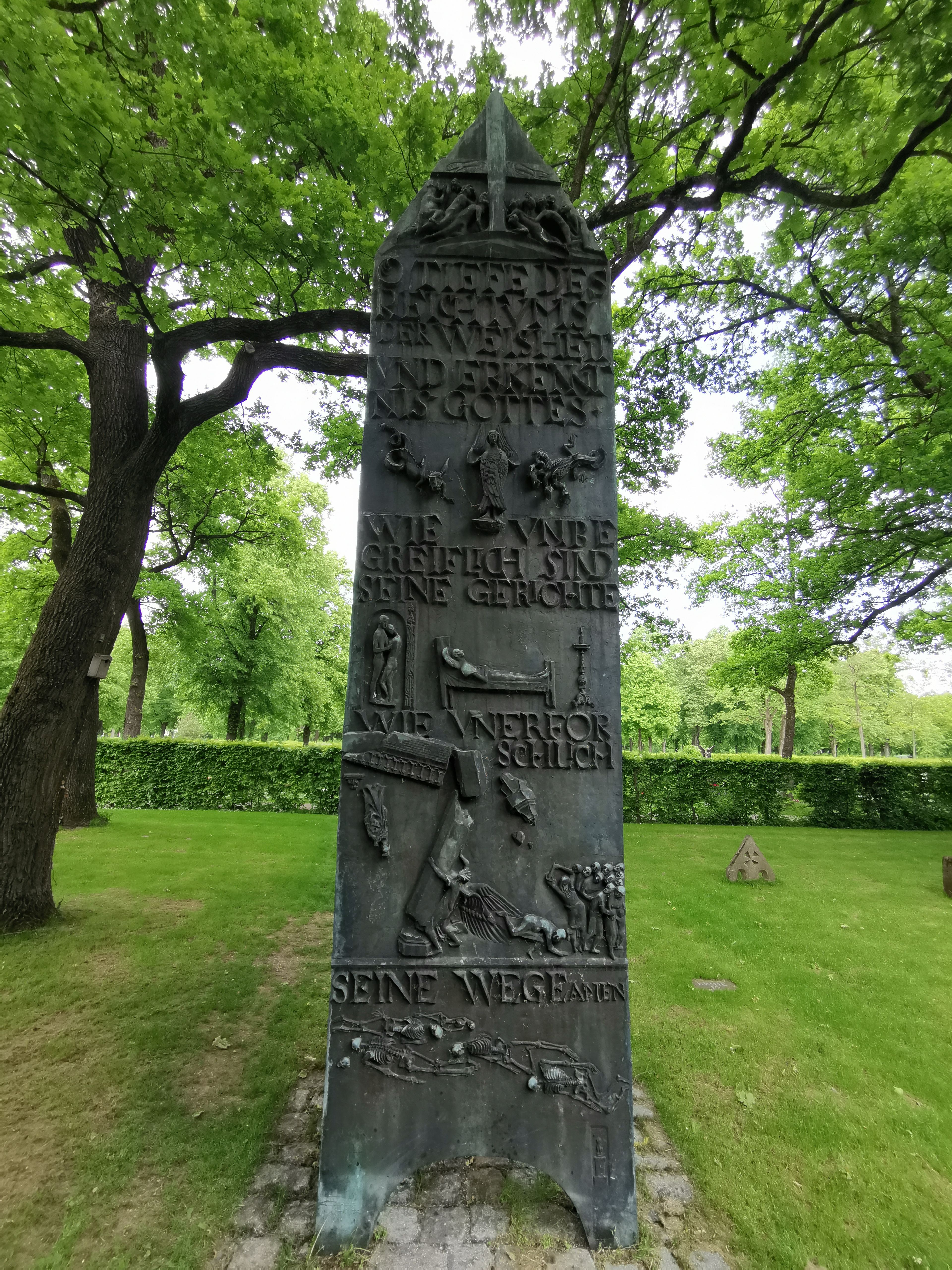 Bronzedenkmal im Ehrenhain für Luftkriegsopfer auf dem Nordfriedhof München