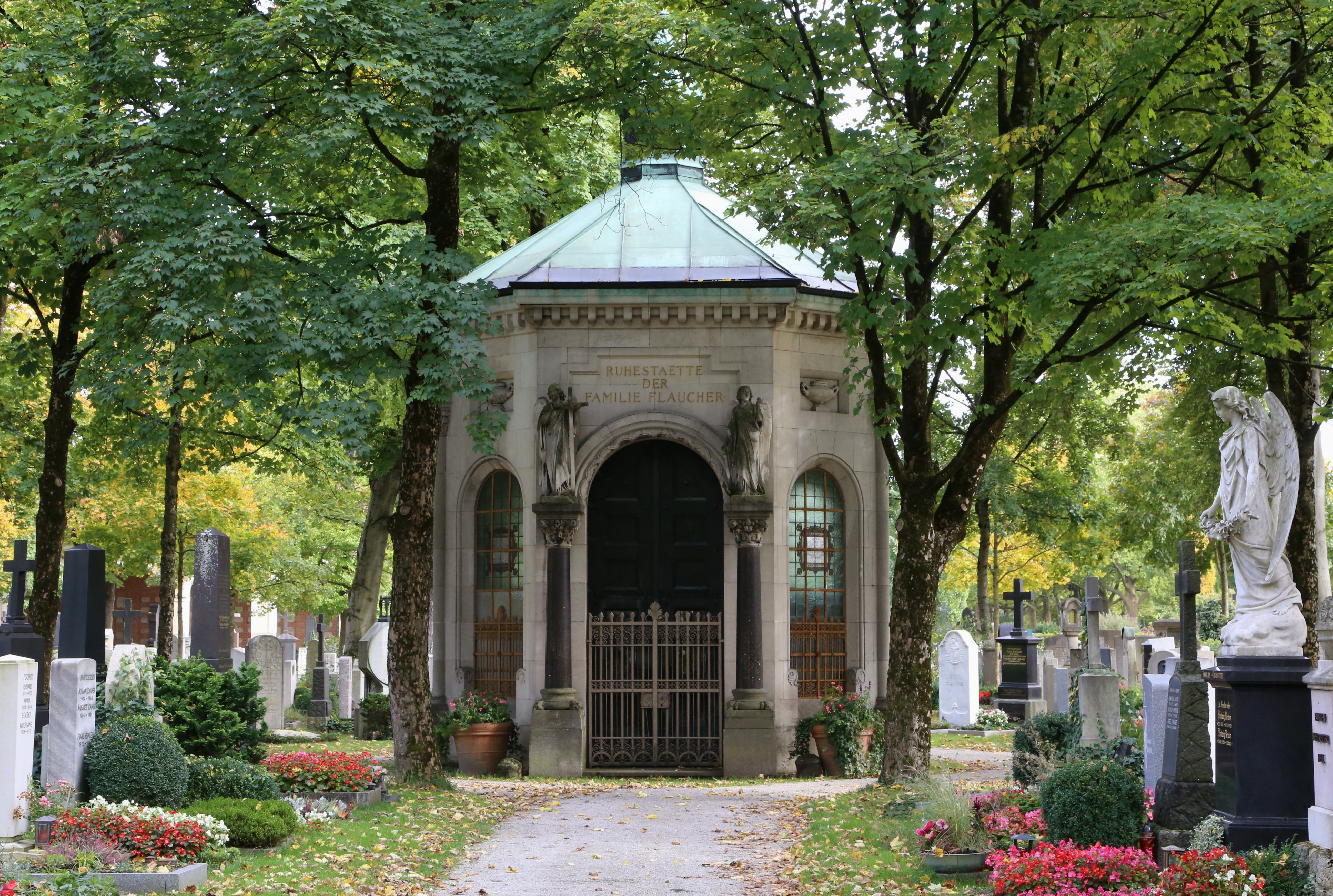 Baumbestand und Grabreihen auf dem Nordfriedhof München