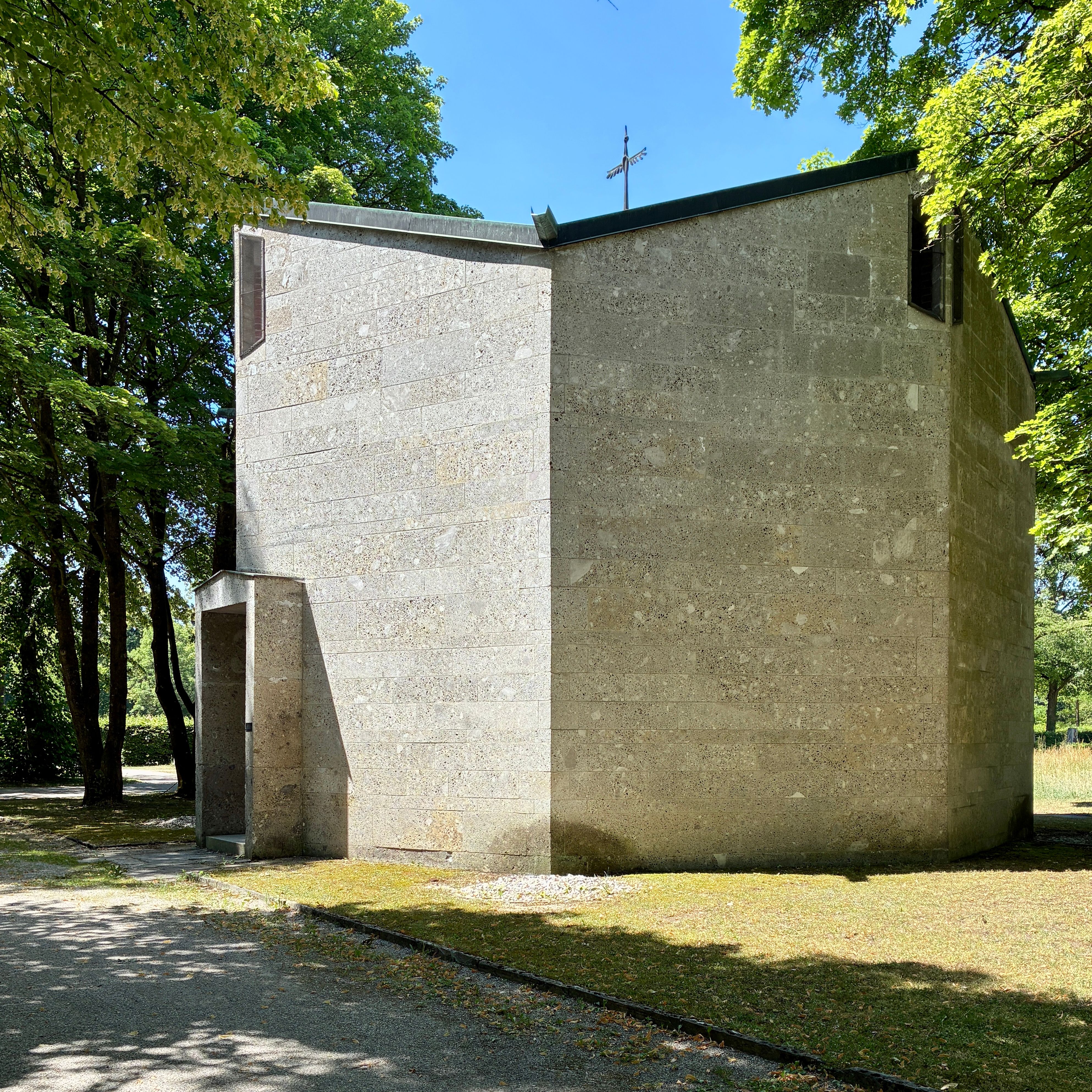 Kolumbarium mit geometrisch angeordneten Urnennischen auf dem Nordfriedhof München