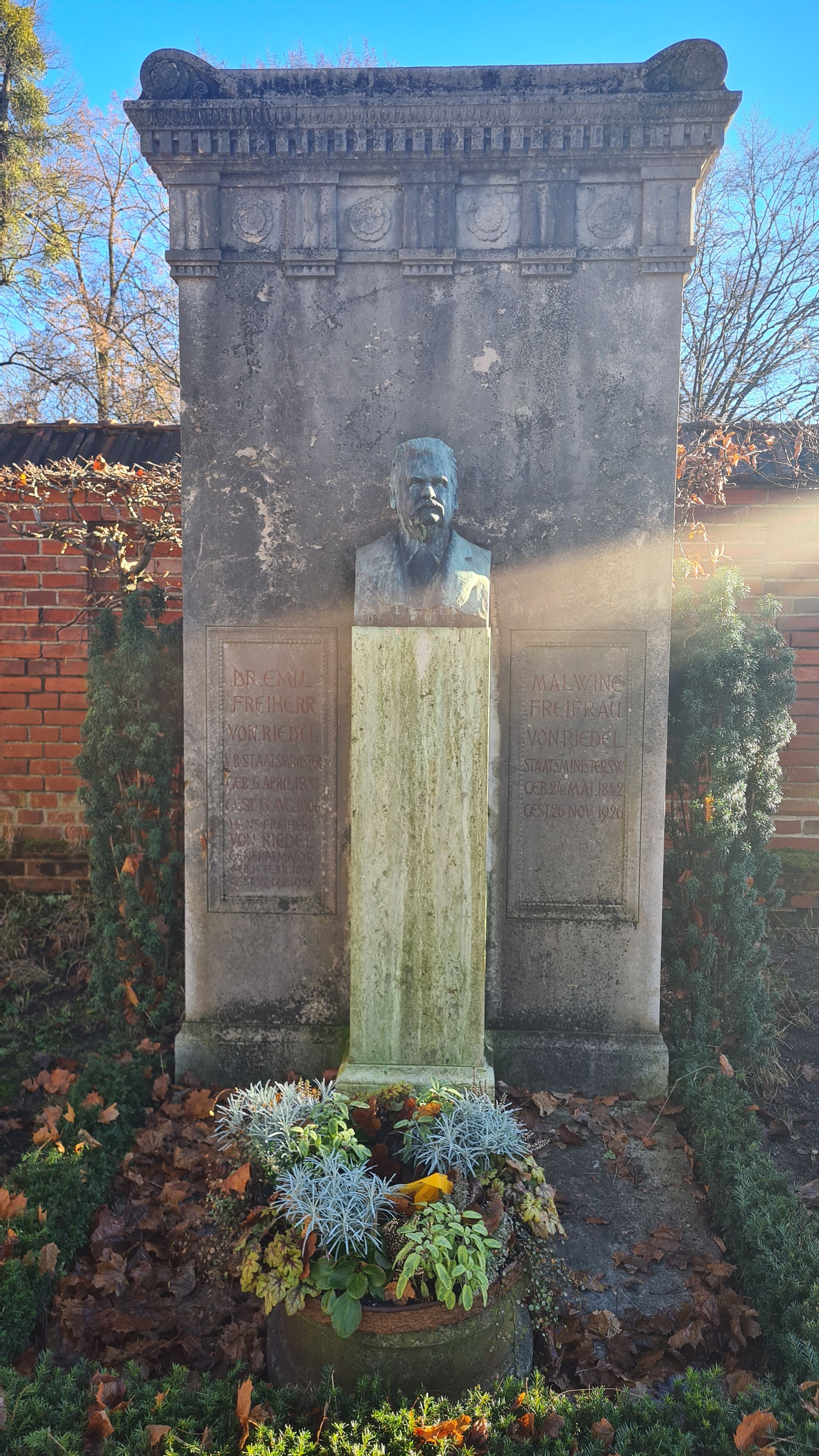 Familiengrab von Emil Freiherr von Riedel auf dem Nordfriedhof München