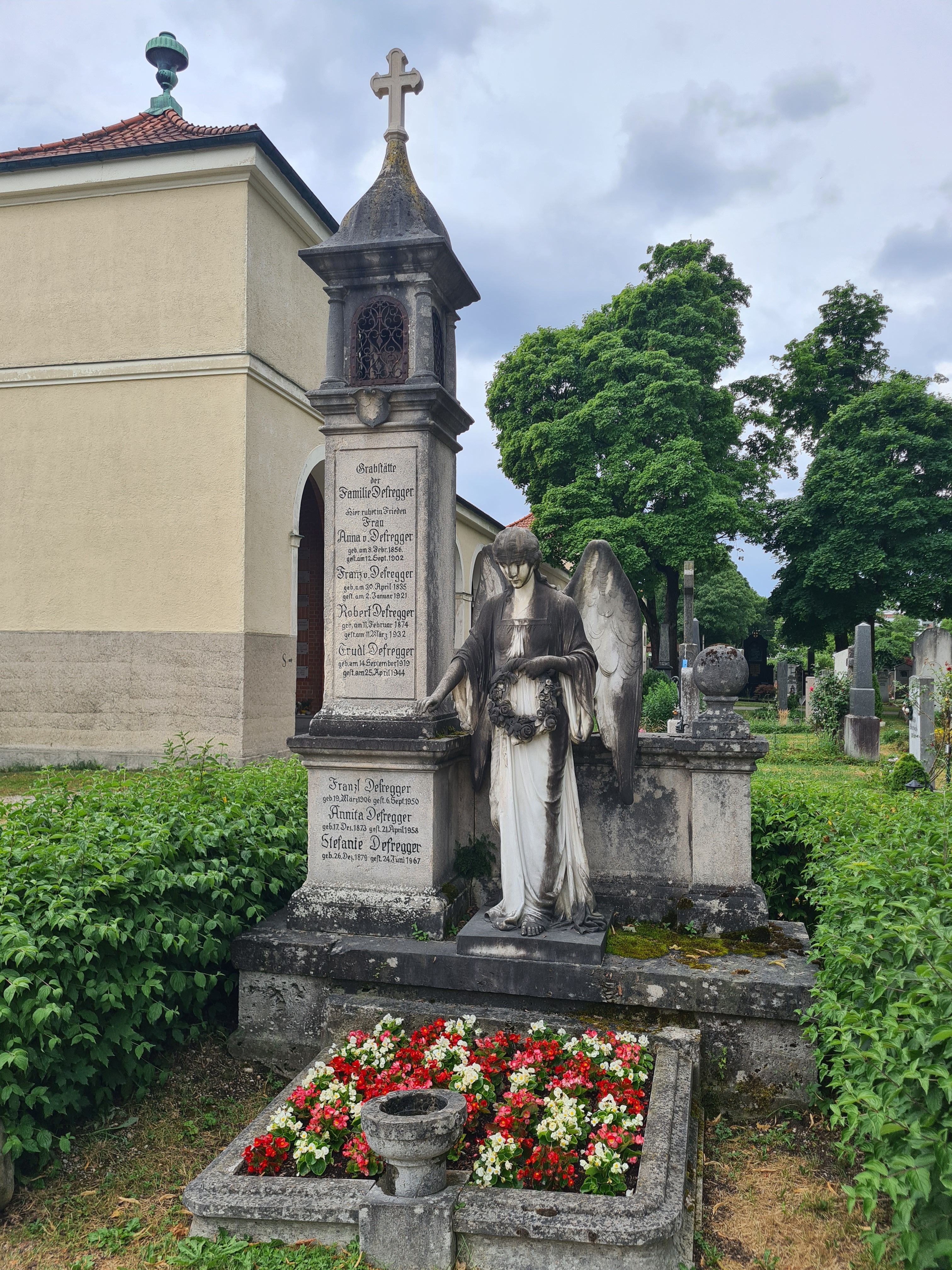 Familiengrab von Franz von Defregger auf dem Nordfriedhof München
