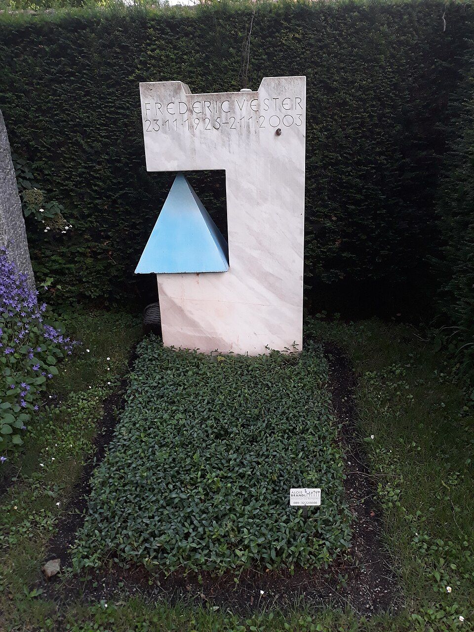 Grabstätte von Frederic Vester auf dem Nordfriedhof München