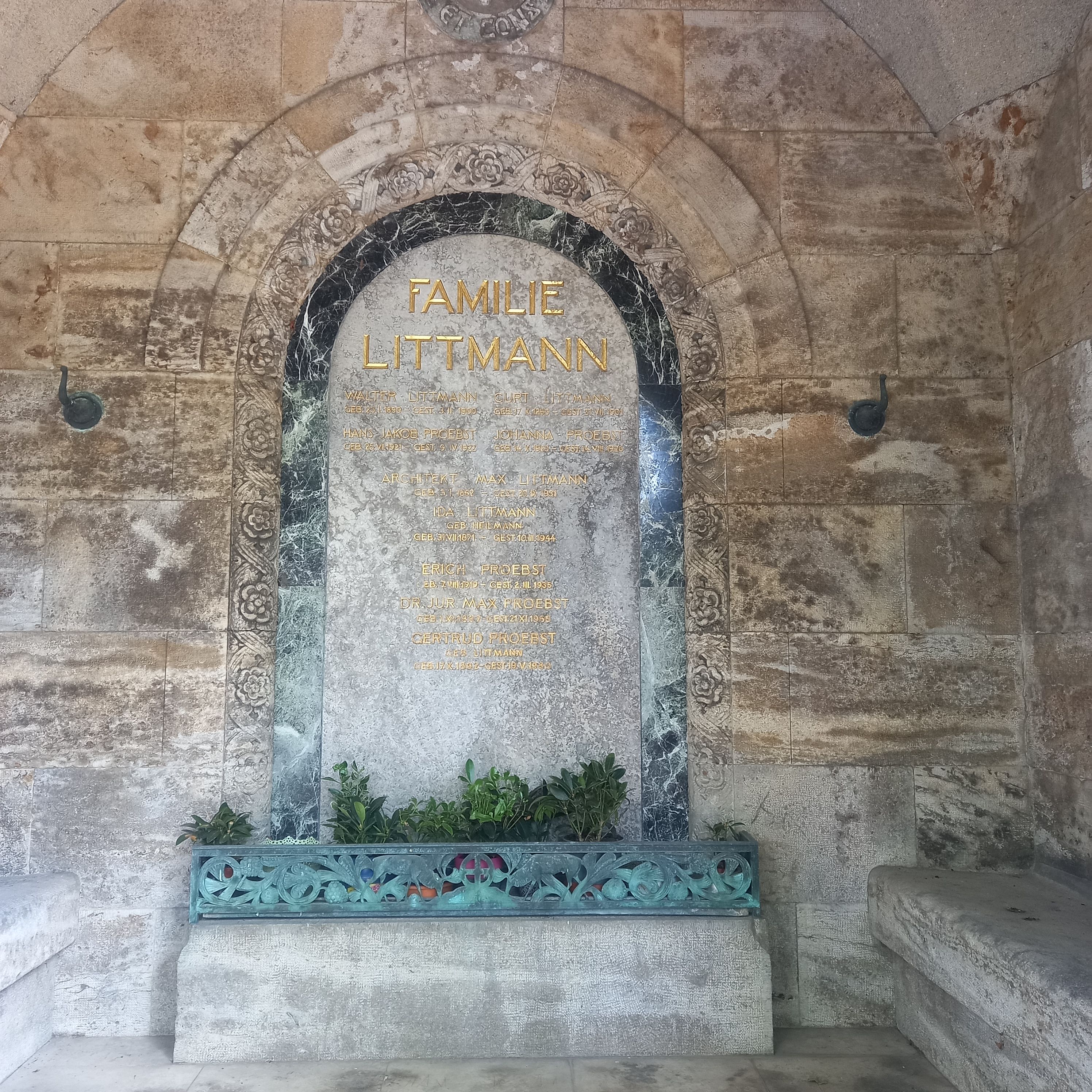 Mausoleum mit der Grabstätte von Max Littmann auf dem Nordfriedhof München