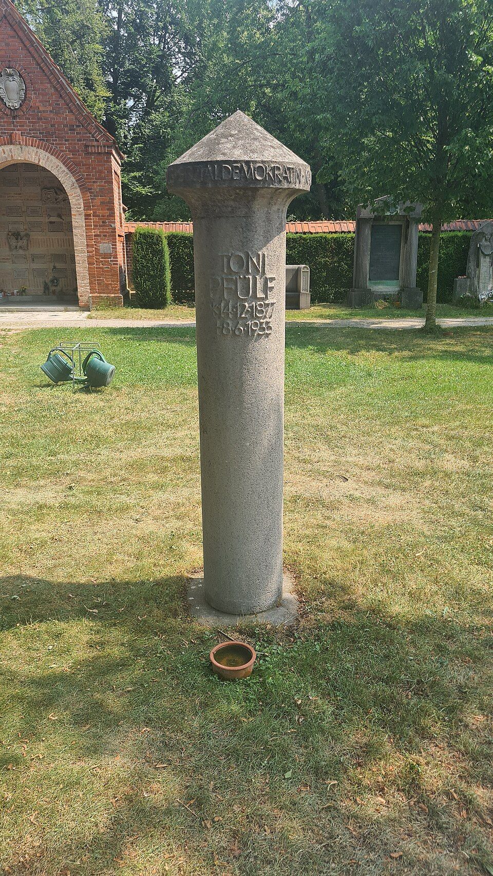 Grabstein von Toni Pfülf auf dem Nordfriedhof München